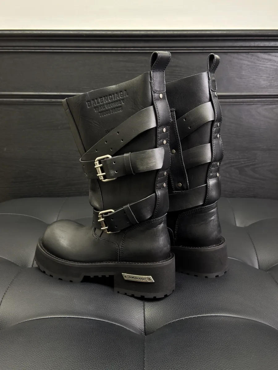 Сапоги Balenciaga Venom на массивной подошве с ремешками, вид в три четверти