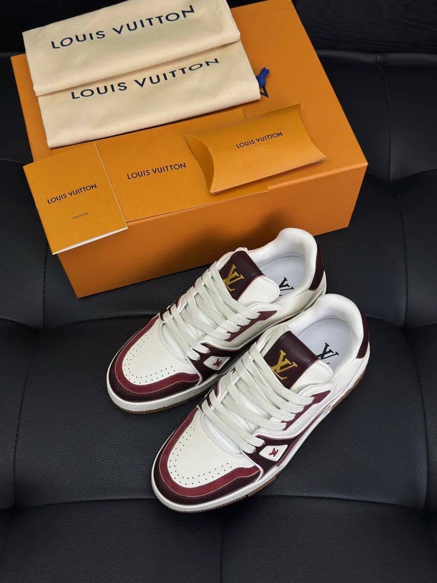 Кроссовки LV Trainer бело-бордового цвета рядом с фирменной коробкой и пыльником
