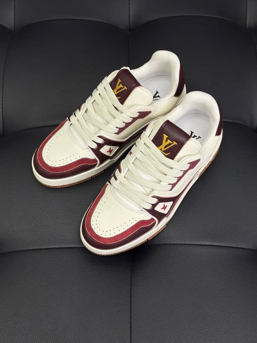 Бело-бордовые кроссовки LV Trainer, вид сверху на кожаный перфорированный мыс и шнуровку