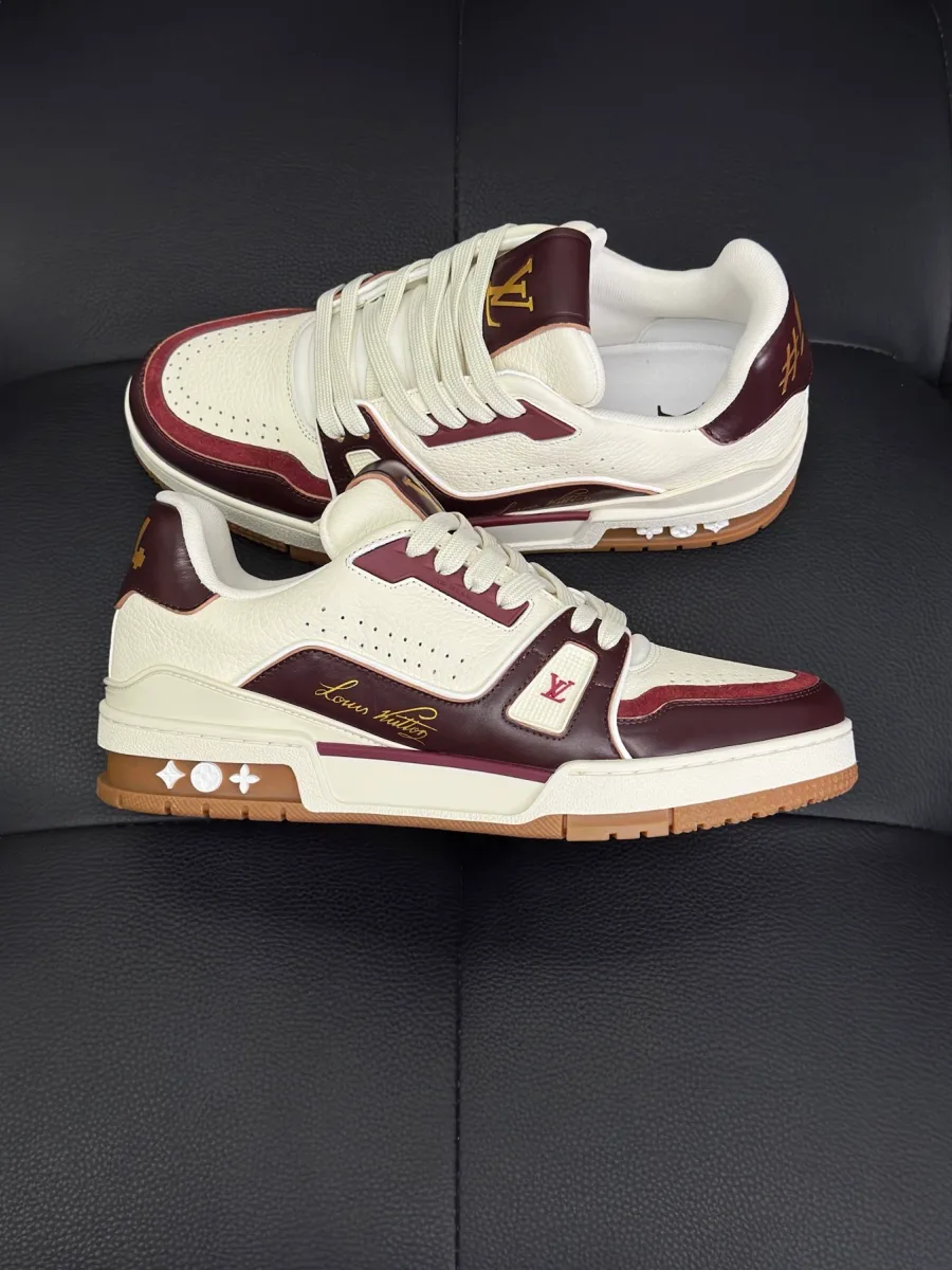 Бело-бордовые кроссовки LV Trainer с золотистой надписью на боковине