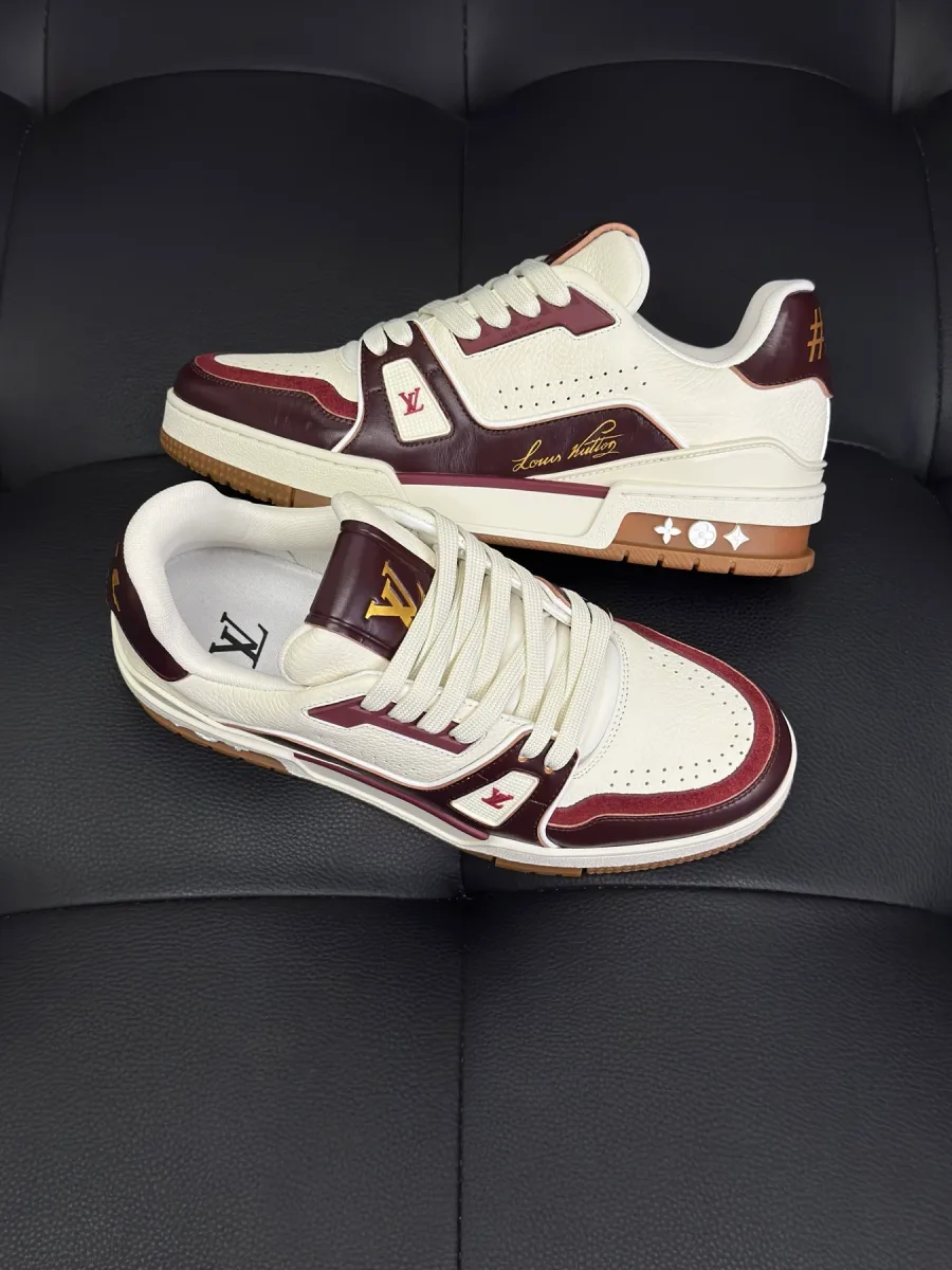 Кожаные кроссовки LV Trainer в ракурсе три четверти на черном фоне