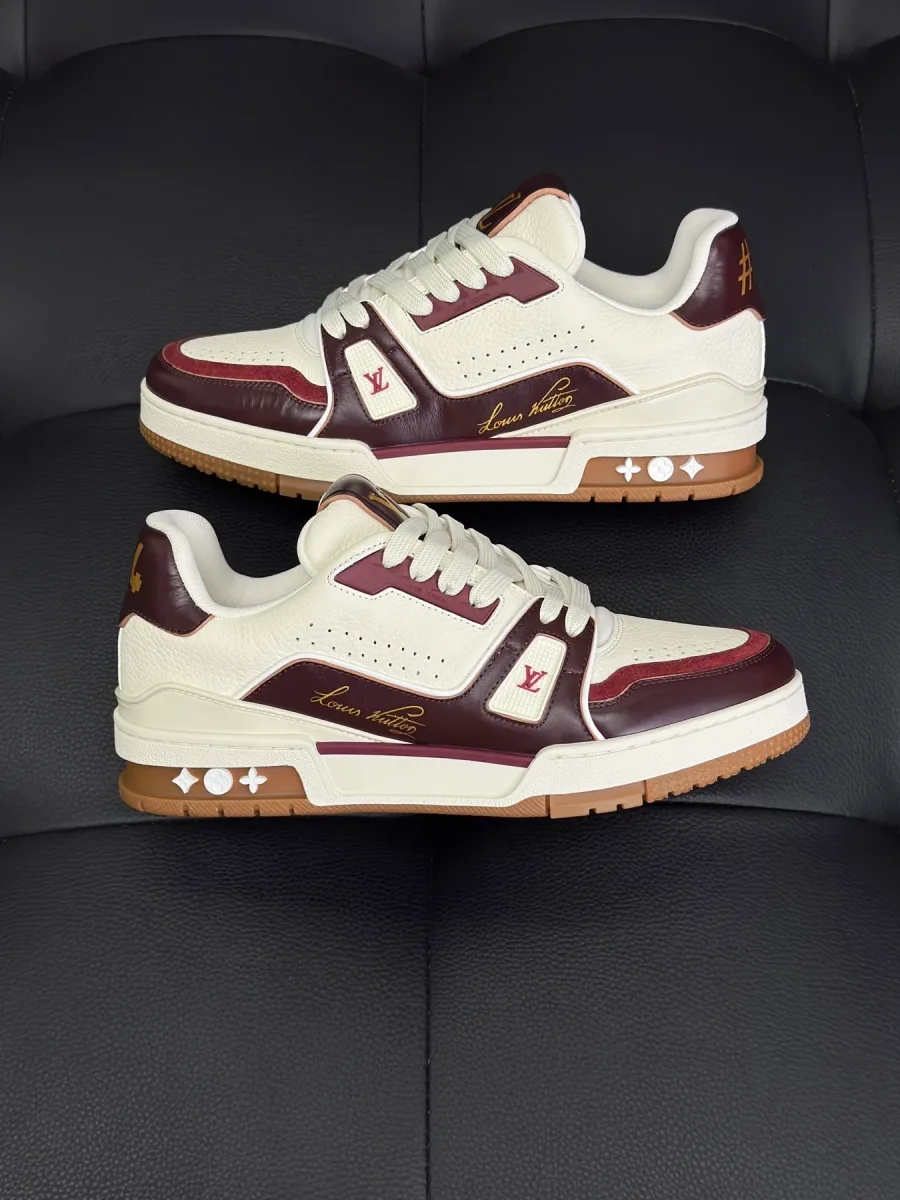 Пара низких кроссовок LV Trainer белого и бордового цветов, вид сбоку