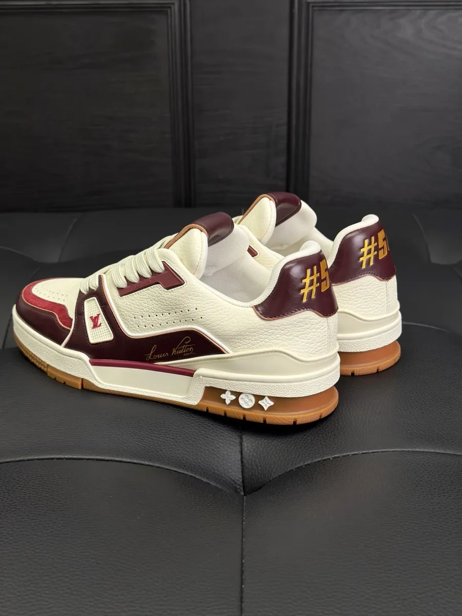 Кроссовки LV Trainer, ракурс сзади с акцентом на подошву с цветками Monogram