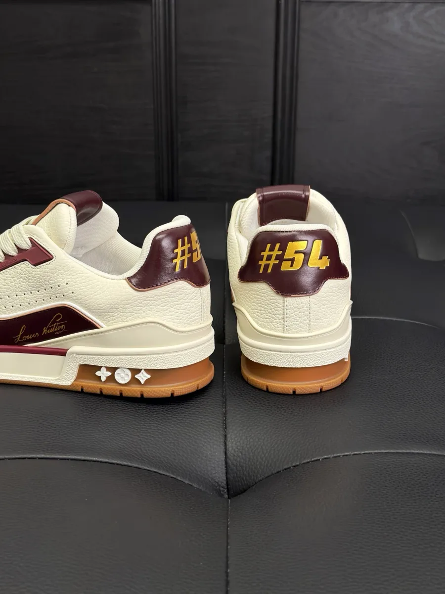 Задники кроссовок LV Trainer с контрастными бордовыми вставками и тиснением 54
