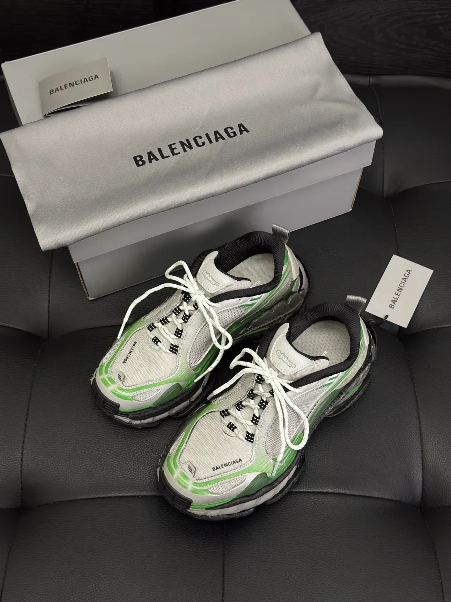 Кроссовки Balenciaga Triple S.2 в бело-зелёной расцветке рядом с фирменной коробкой