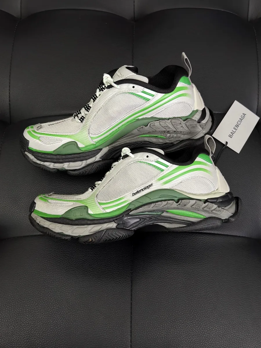 Кроссовки Balenciaga Triple S.2, вид сбоку на трёхслойную подошву и динамичные линии верха