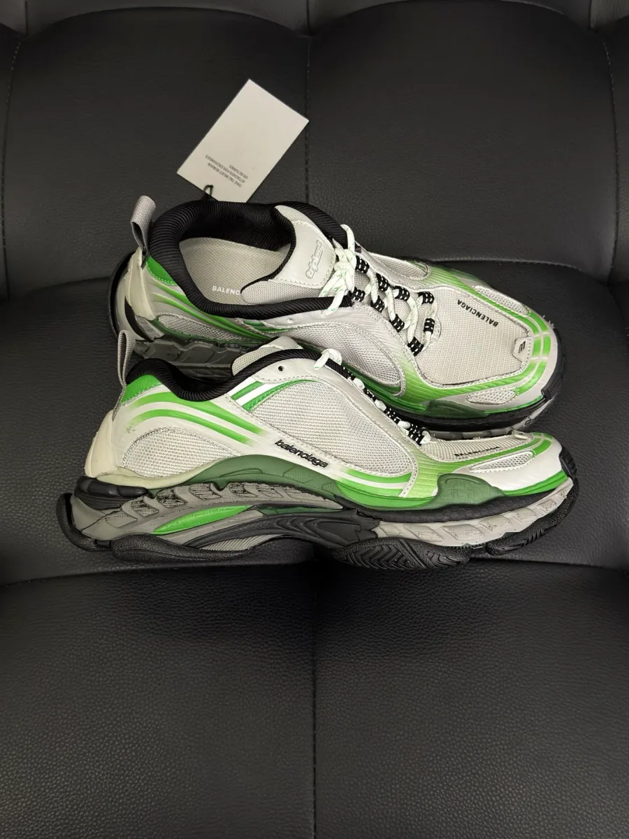 Кроссовки Balenciaga Triple S.2, вид сбоку на многослойный корпус и шнуровку