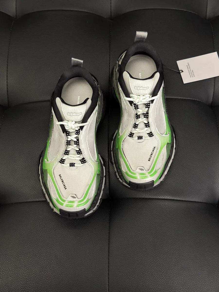 Кроссовки Balenciaga Triple S.2, вид сверху на мыски с принтом и язычки с логотипом