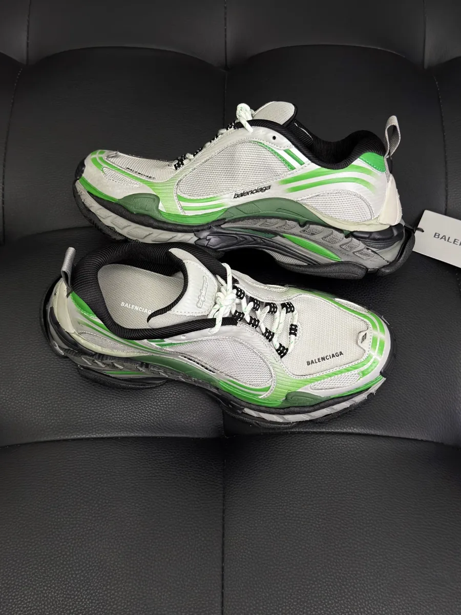 Кроссовки Triple S.2 с контрастным чёрным воротником и зелёной отделкой верха