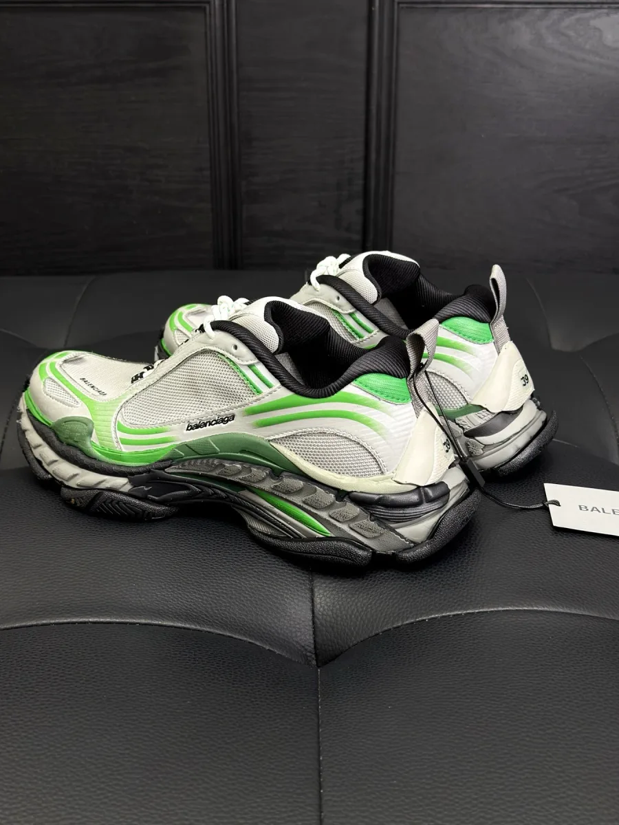 Кроссовки Balenciaga Triple S.2, ракурс три четверти с акцентом на фактурную подошву
