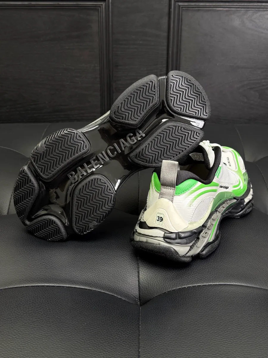 Кроссовки Balenciaga Triple S.2, вид на протектор подошвы и задник с вышитым размером