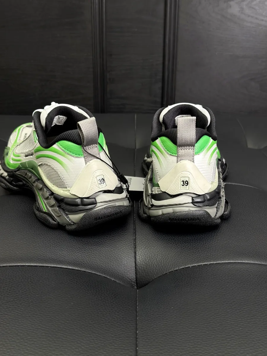 Пара кроссовок Balenciaga Triple S.2, вид сзади на петли задников и маркировку размера