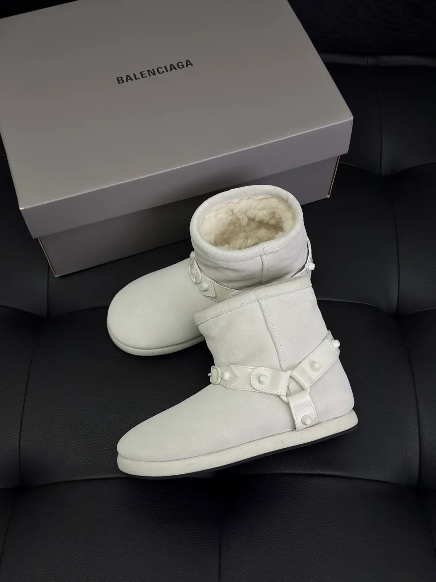 Белые замшевые ботинки Balenciaga Alaska Soft рядом с фирменной серой коробкой