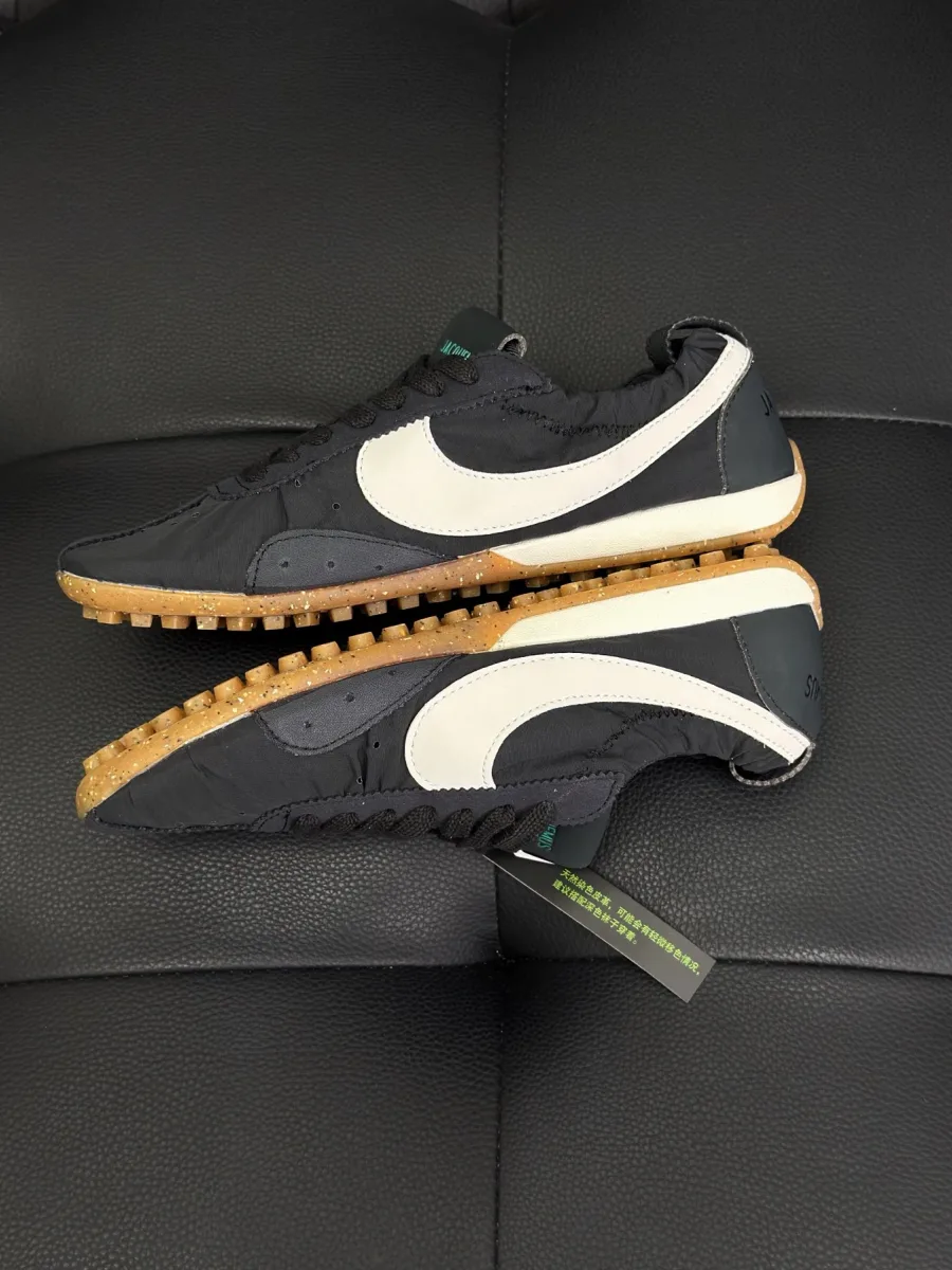 Чёрные кроссовки с белым логотипом Swoosh и рельефной подошвой, вид сбоку