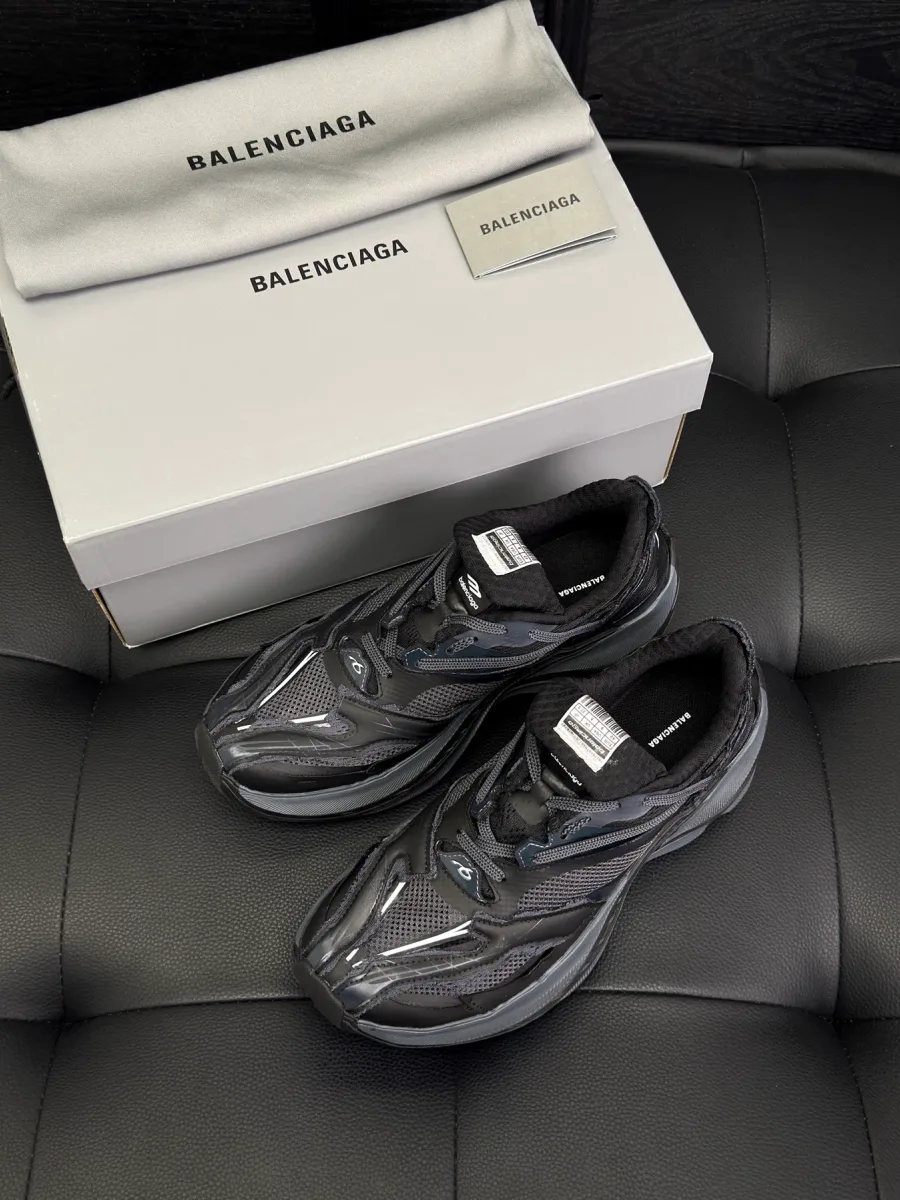 Чёрные кроссовки Balenciaga Jet рядом с фирменной коробкой и пыльником