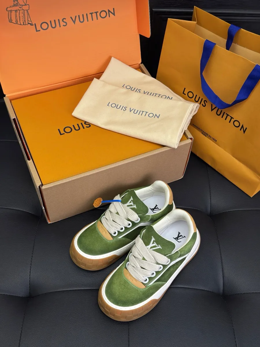 Зелёные замшевые кеды LV Tilted рядом с фирменной коробкой и пакетом