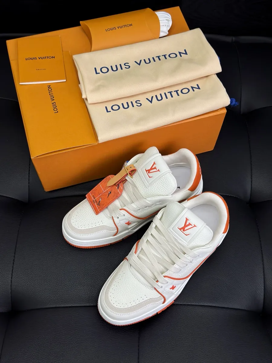 Бело-оранжевые кроссовки LV Trainer в фирменной коробке с пыльниками, ракурс сверху