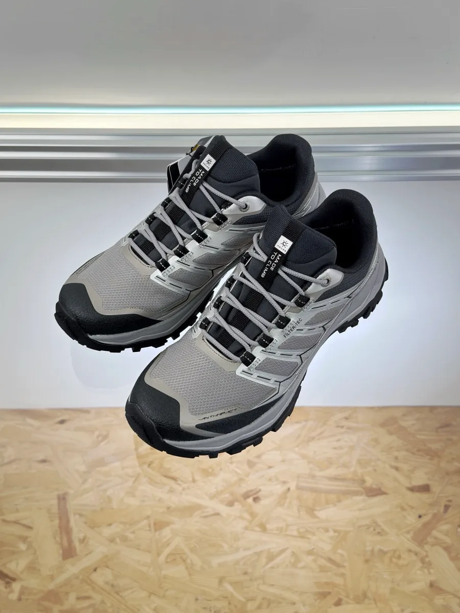 Серые кроссовки для треккинга с черными деталями, вид сверху в три четверти на пару