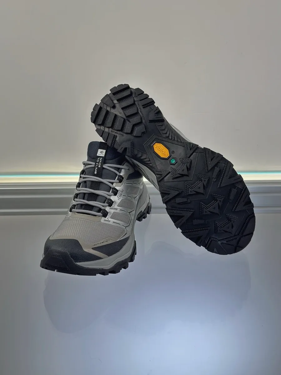 Треккинговый кроссовок и протектор подошвы Vibram с желтым логотипом