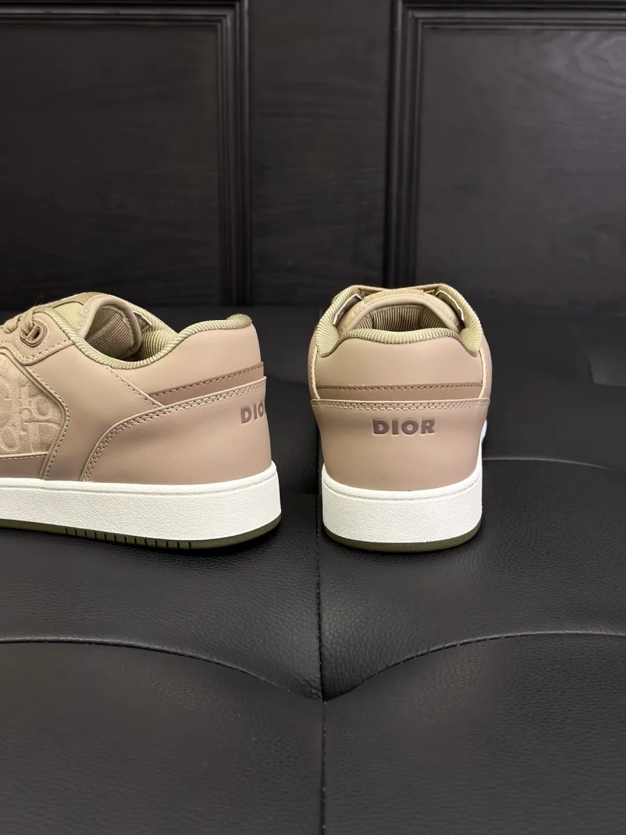 Бежевые кеды Dior B27, вид сзади на задники с тиснёным логотипом Dior