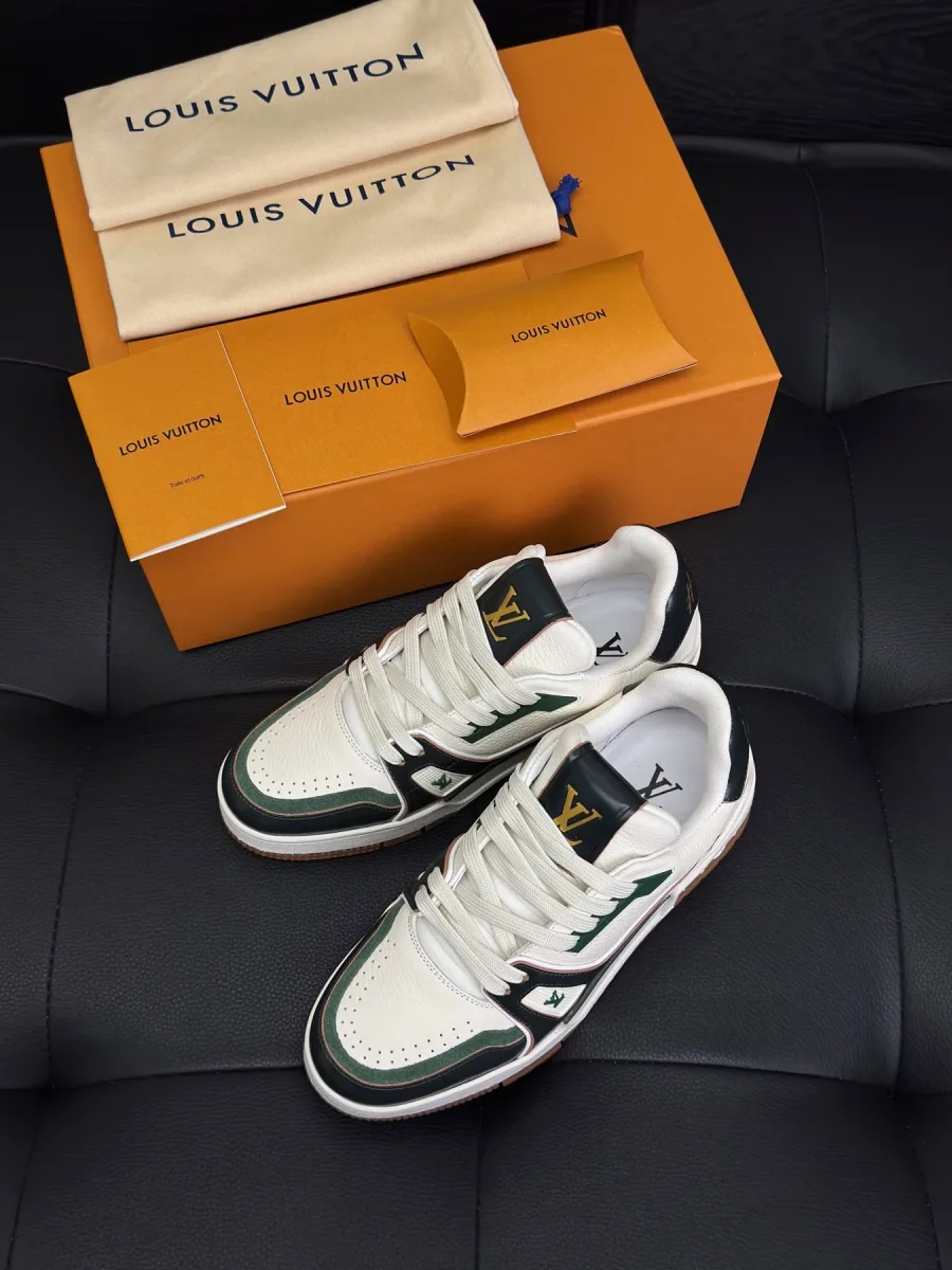 Кроссовки LV Trainer бело-зелёного цвета рядом с фирменной коробкой и чехлами, вид сверху