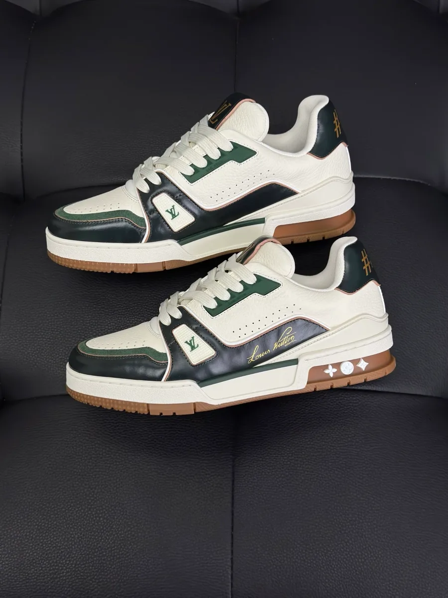 Кроссовки LV Trainer из кожи белого и тёмно-зелёного цвета, вид сбоку