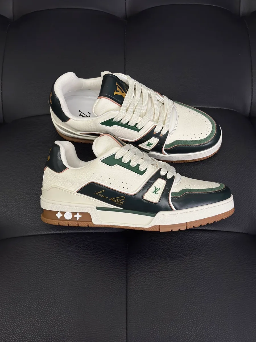 Кроссовки LV Trainer с белой шнуровкой и перфорированным мыском, вид сбоку