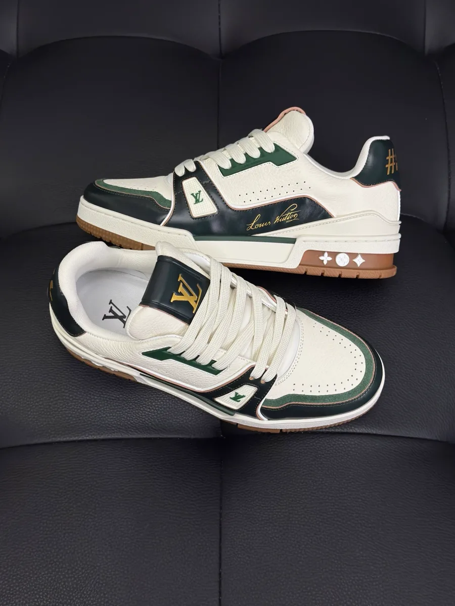 Бело-зелёные кроссовки LV Trainer, ракурс три четверти сверху