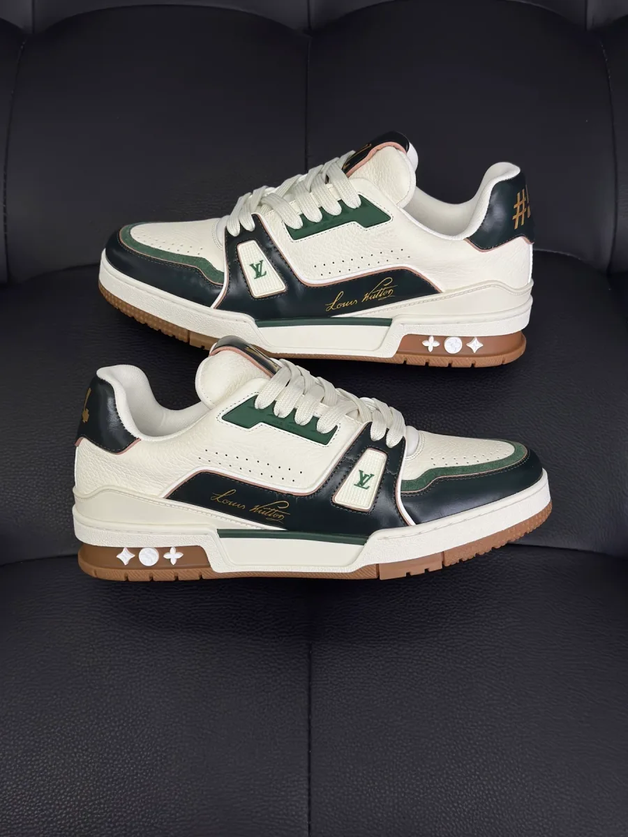 Кроссовки LV Trainer с цветками Monogram на подошве, вид сбоку
