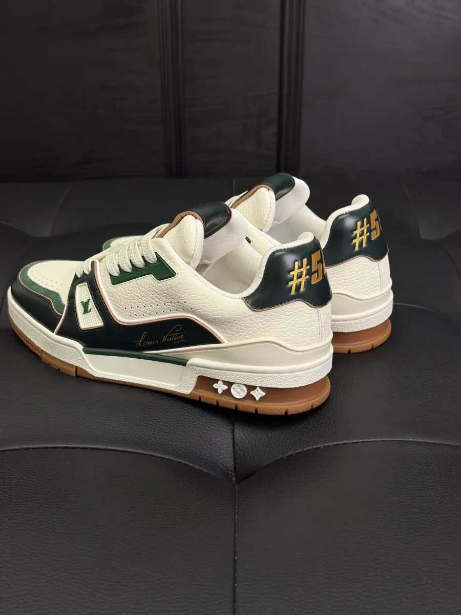 Задняя и боковая часть кроссовок LV Trainer с золотистым тиснением #54 на пятке