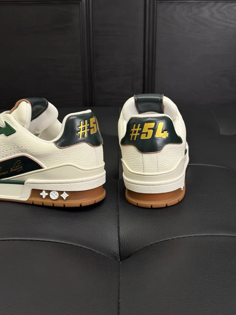 Задники кроссовок LV Trainer с крупным жёлтым тиснением #54 и мягким валиком