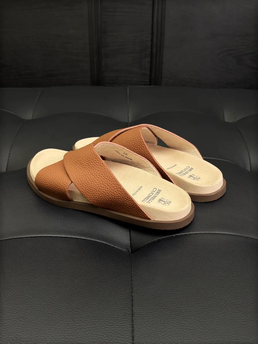 Шлёпанцы из коричневой кожи с открытым мысом, ракурс спереди