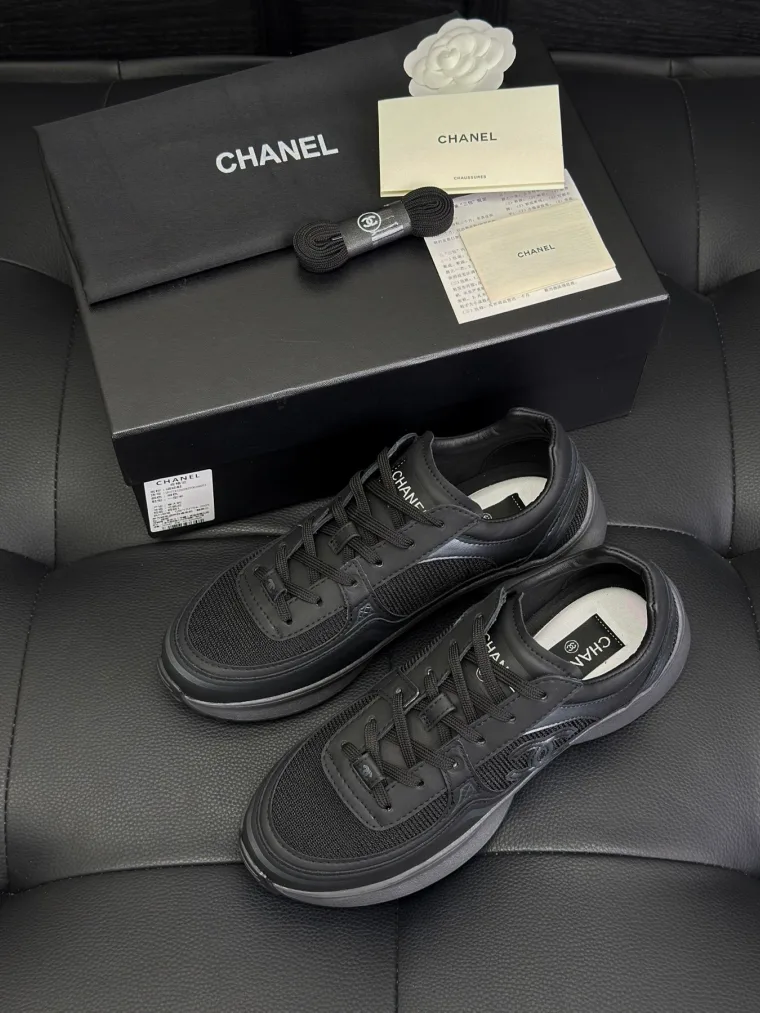 Chanel Чёрные кроссовки из кожи и сетки с логотипом CC