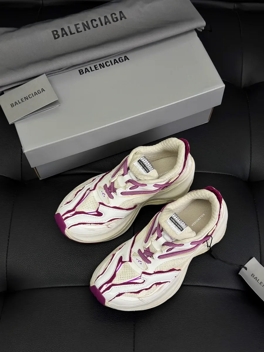 Кроссовки Balenciaga Jet белого цвета с розовыми акцентами рядом с фирменной коробкой