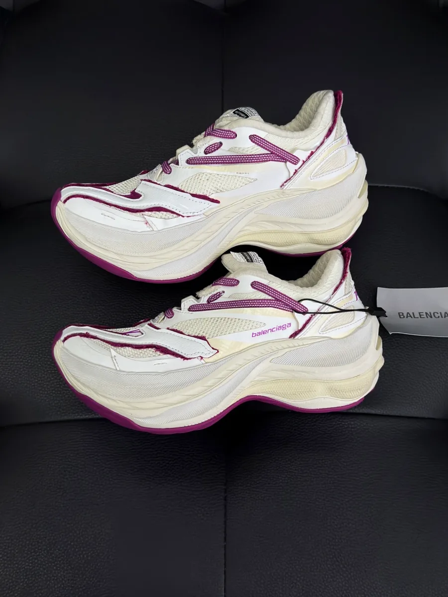 Пара массивных кроссовок Balenciaga Jet в профиль на темном фоне