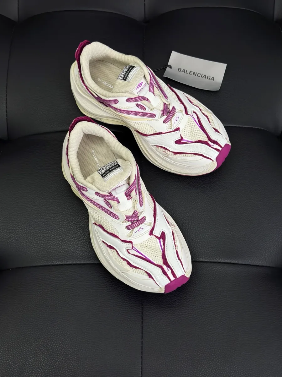 Кроссовки Balenciaga Jet, ракурс в три четверти на темной кожаной поверхности