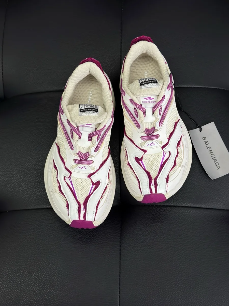Массивные кроссовки Balenciaga Jet, вид сверху на эластичную шнуровку и язычок
