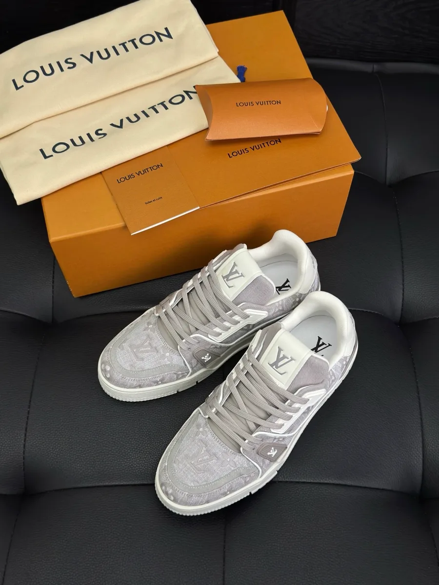 Кроссовки LV Trainer серого цвета с узором Monogram рядом с фирменной коробкой
