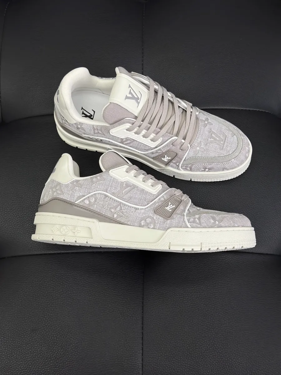 Кроссовки LV Trainer в ракурсе три четверти и сбоку