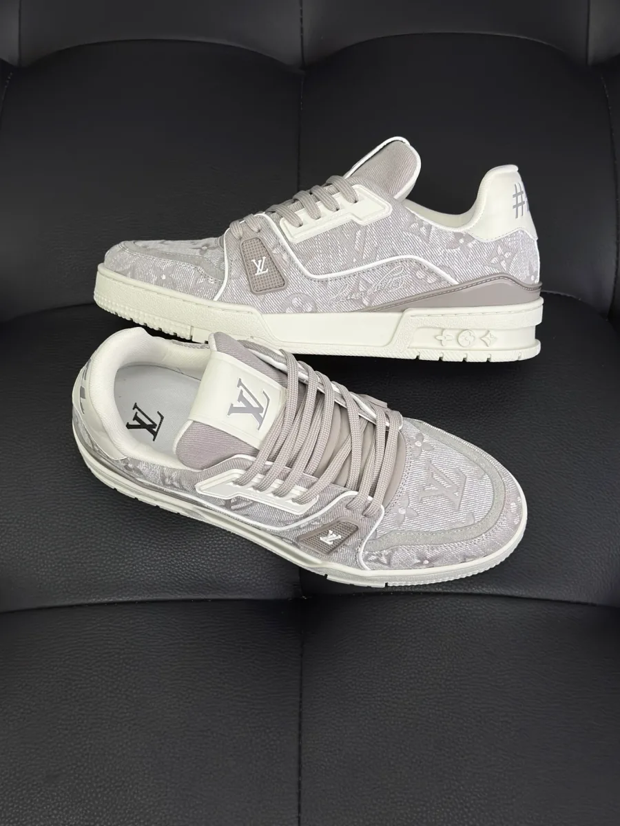 Кроссовки LV Trainer, вид сверху и сбоку на шнуровку и силуэт