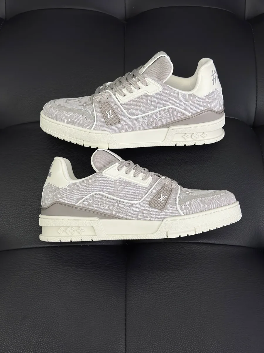 Пара кроссовок LV Trainer, вид с внешней стороны