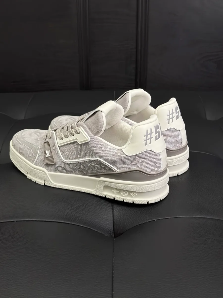 Кроссовки LV Trainer в ракурсе три четверти с акцентом на задник с цифрой 54