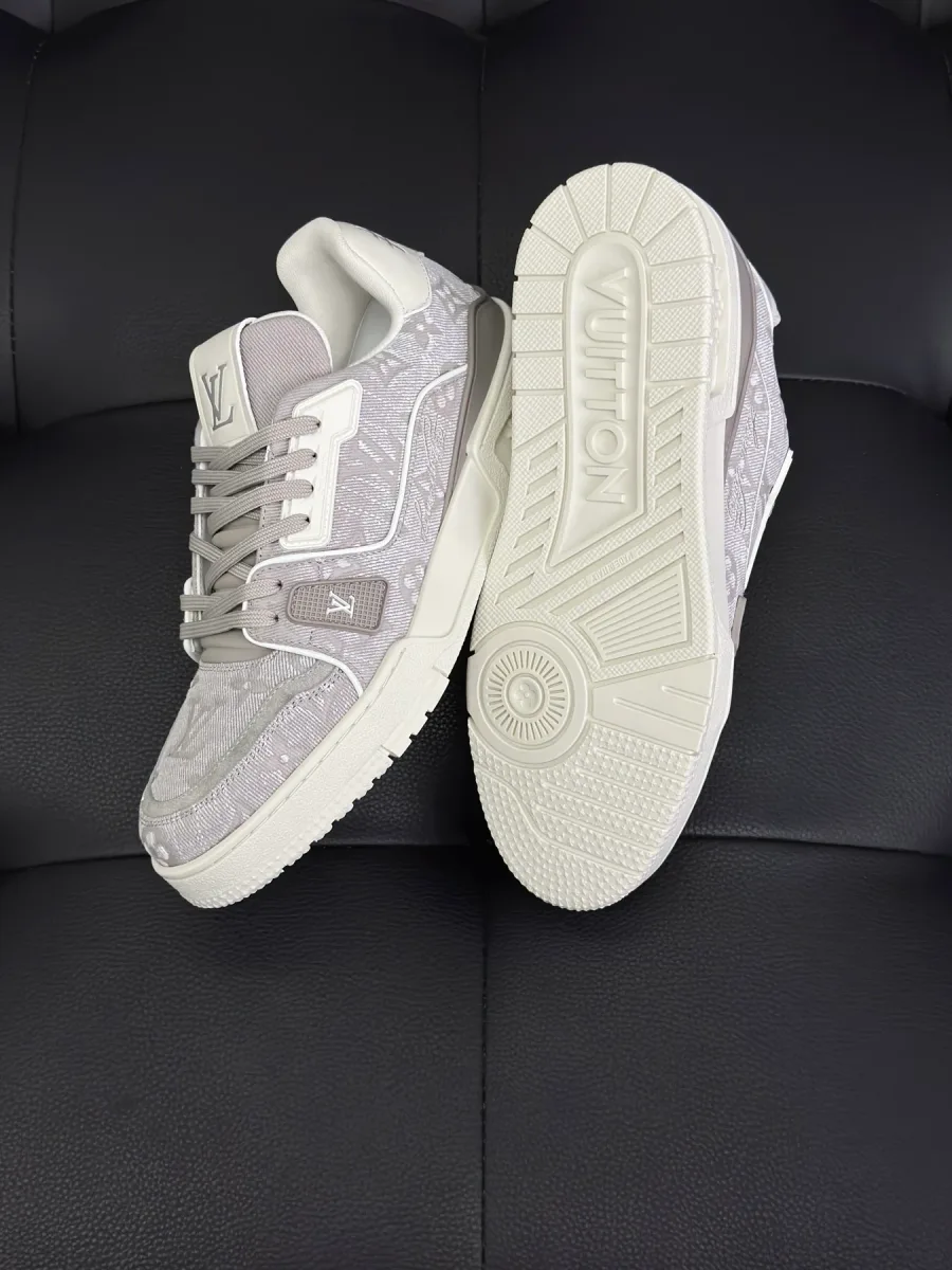 Кроссовки LV Trainer с демонстрацией рельефного протектора подошвы