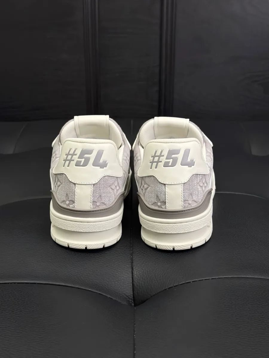 Вид сзади на задники кроссовок LV Trainer с тиснением 54
