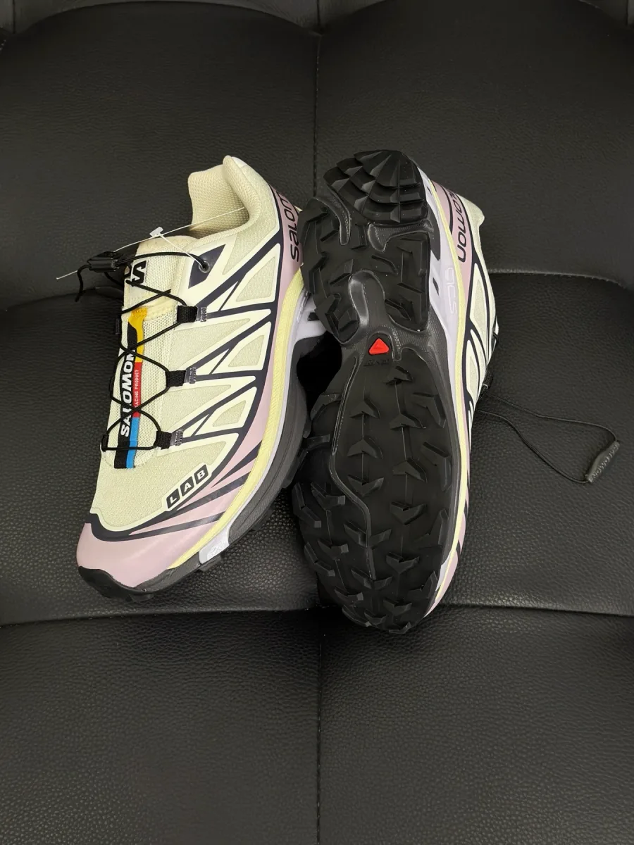 Кроссовок Salomon XT-6 с демонстрацией рельефного протектора подошвы Contagrip
