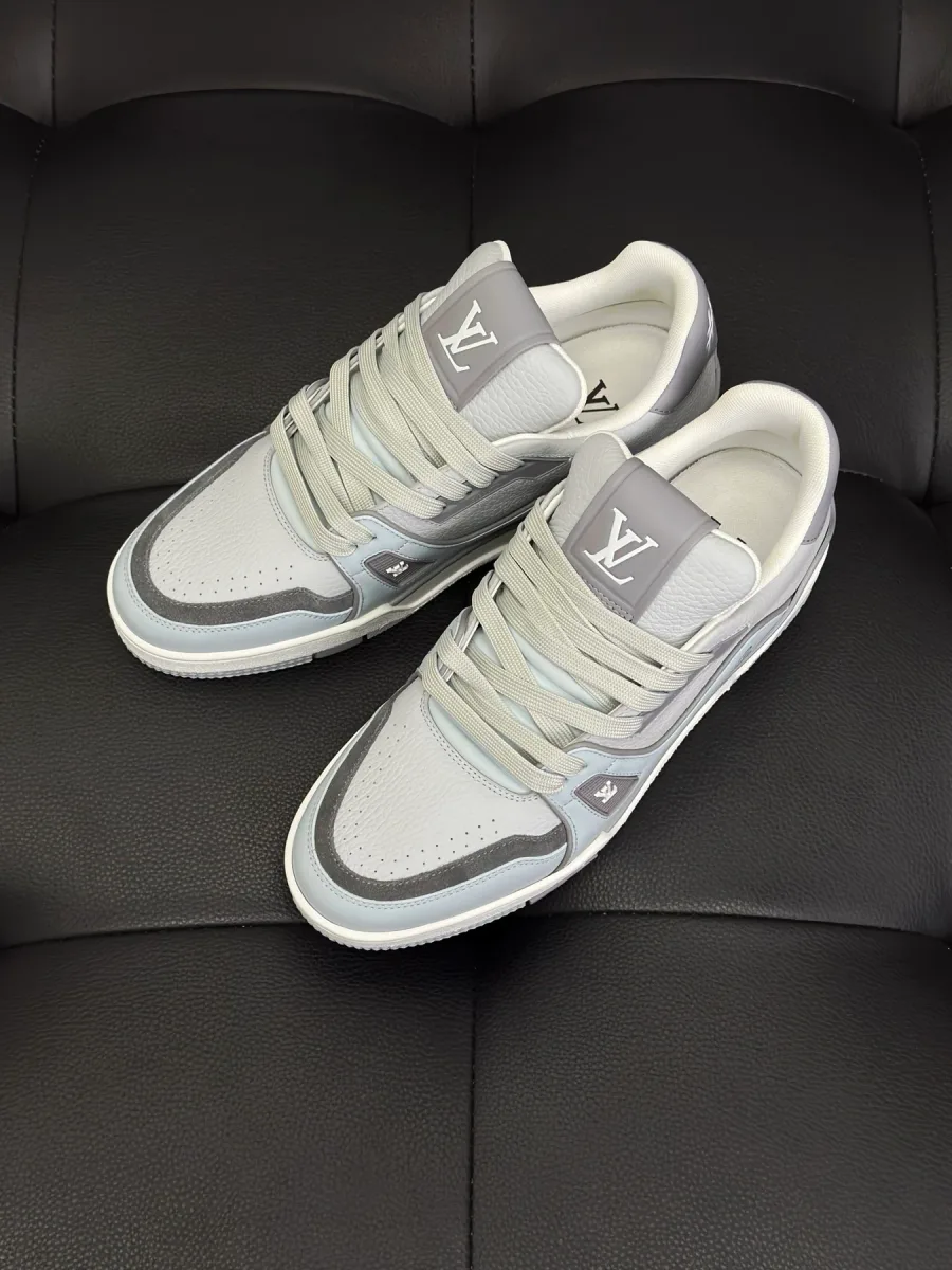 Серо-белые кроссовки LV Trainer, вид сверху на кожаный верх и шнуровку