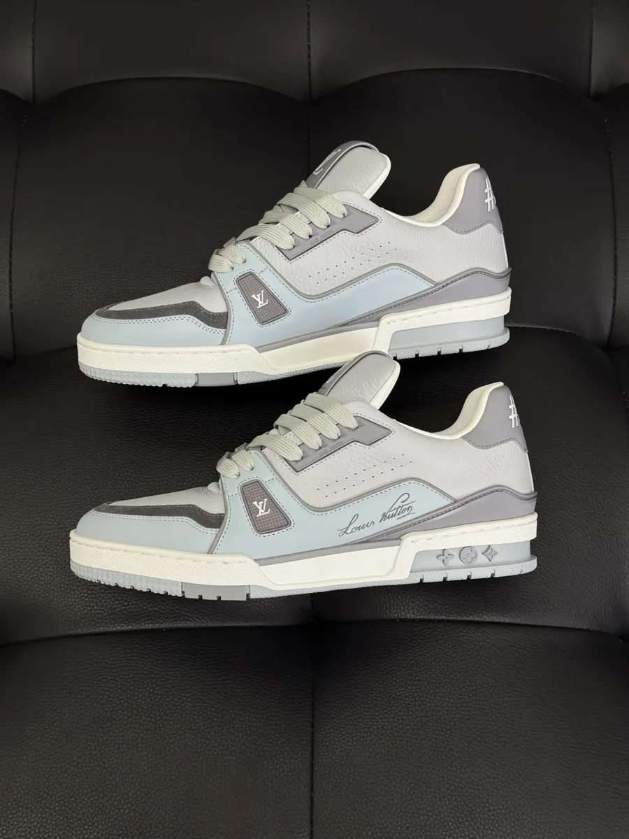 Пара кроссовок LV Trainer в светло-серых тонах, профиль с логотипом бренда