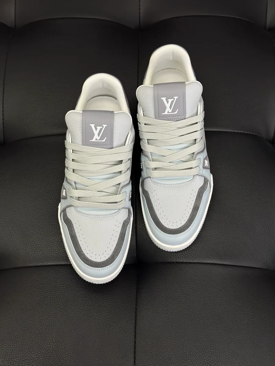 Кожаные кроссовки LV Trainer в серых оттенках, вид спереди на мыски и язычки