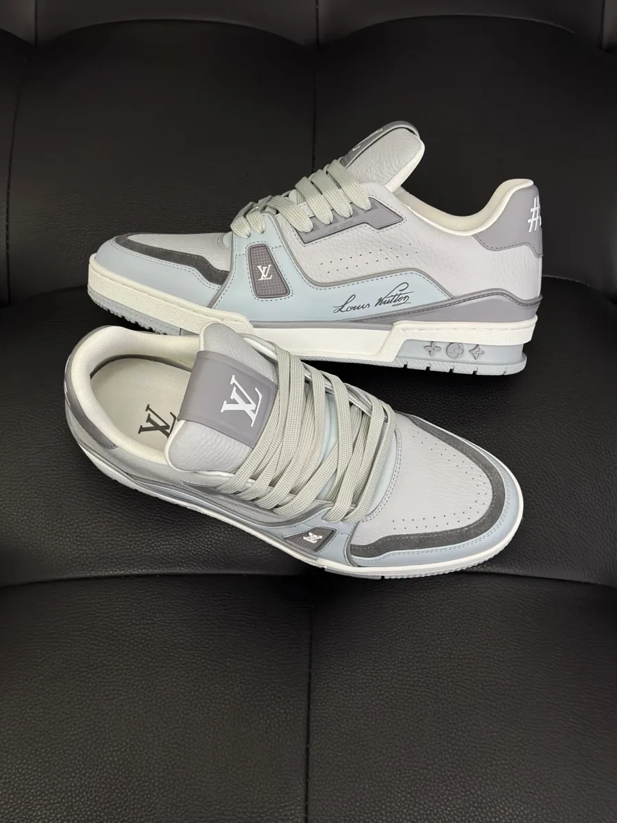 Кроссовки LV Trainer, ракурс три четверти с видом на силуэт и детали верха