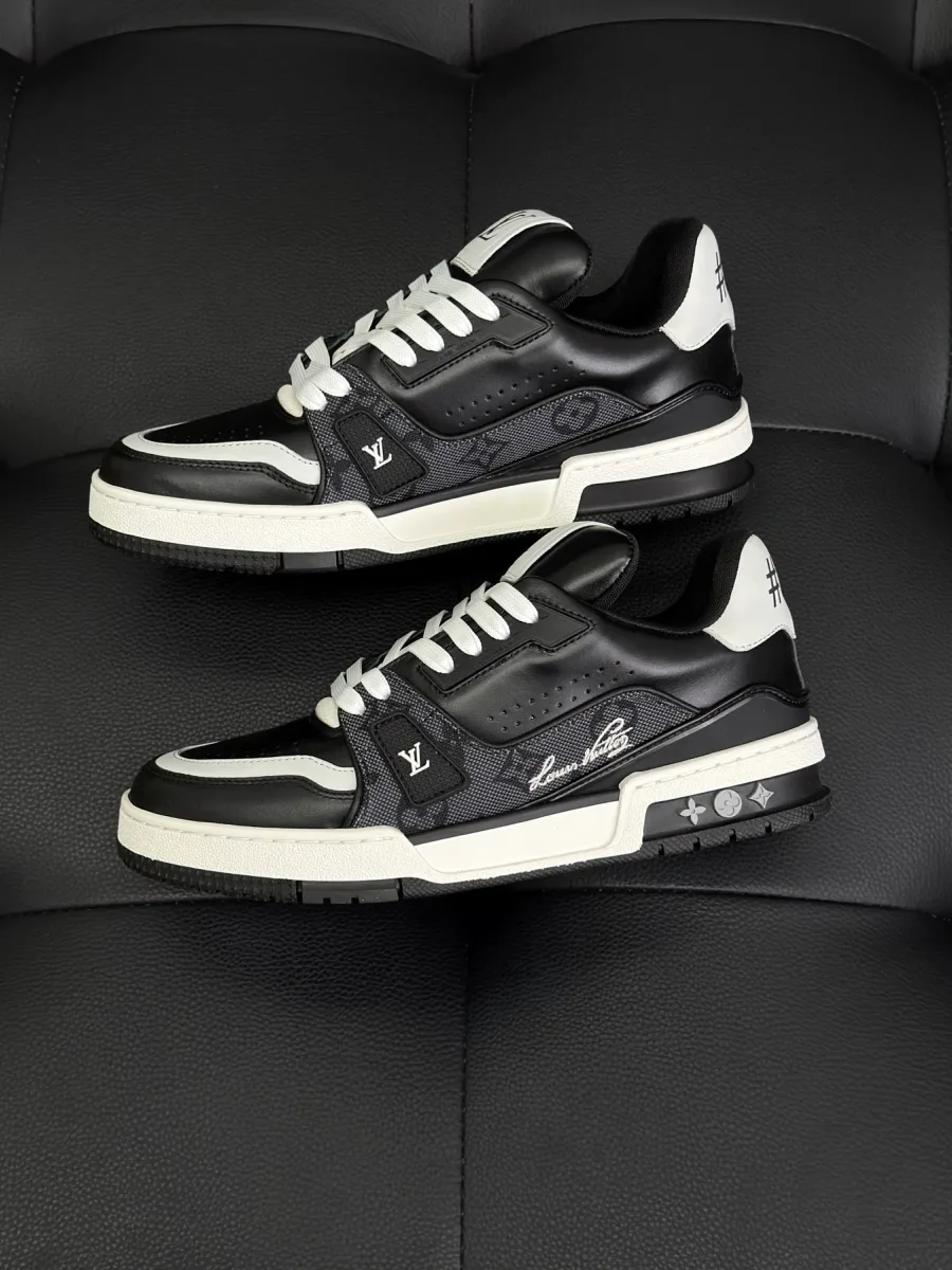 Чёрно-белые кроссовки LV Trainer, вид сбоку на жаккардовые вставки Monogram